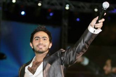 مراهقة انهالت بالقبلات على تامر حسني تلغي حفلته بالكويت