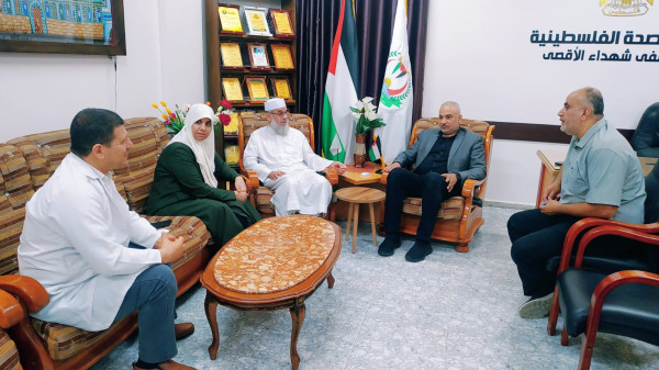 نواب الوسطى يناقشون قضايا المواطنين مع مدير مستشفى شهداء الأقصى