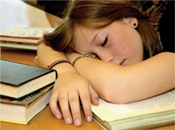 إعادة برمجة الساعة البيولوجية لنوم المراهقين والمراهقات