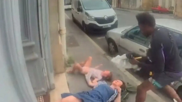 بشكل وحشي.. شاب ينقض على امرأة وابنتها في وضح النهار بفرنسا
