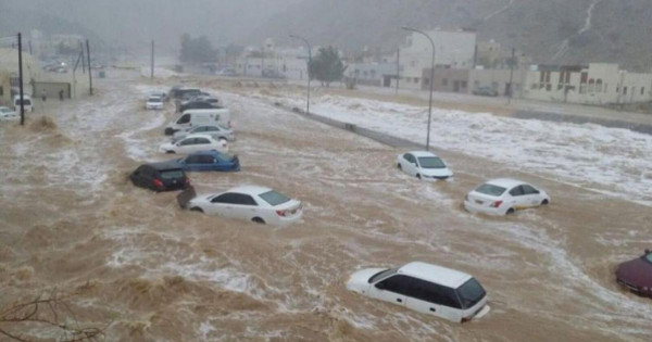 اليمن: العثور على جثث 22 شخصاً جرفت السيول سياراتهم