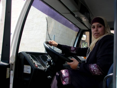 اول فلسطينية تقود شاحنة..شاهد الصور