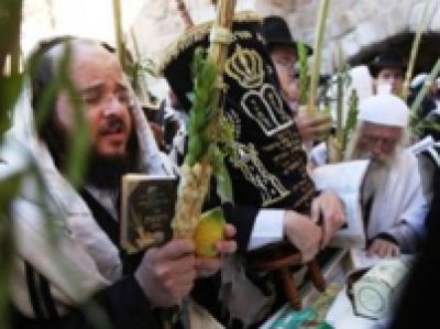 مئات الإسرائيليين يقتحمون قبر يوسف في نابلس ويؤدون طقوسا دينية