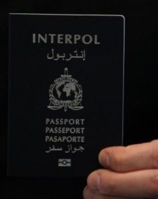 الانتربول يعتمد جواز سفر خاصا لتسهيل الانتقال عبر البلدان