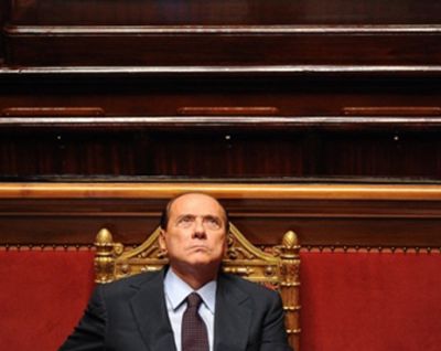 أحزاب معارضة في إيطاليا تطالب بسحب الثقة من حكومة برلسكوني وتلوح بالخروج منها