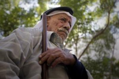 لاجئون فلسطينيون من مخيمات لبنان يكرمون في يوم المحاربين القدامى البريطانيين
