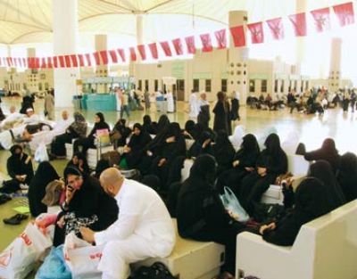 مئات الحجاج من الإمارات وعمان وقطر والبحرين والكويت عالقون في المطار بجدة