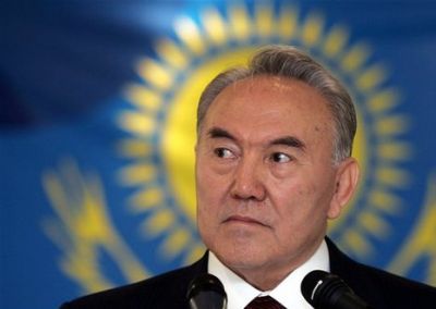 رئيس قزقستان يطالب علماءه بإكسير الحياة لحكم البلاد إلى الأبد