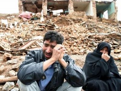 3 قرى سُوّيت بالأرض: قتلى وجرحى في زلزال عنيف ضرب إيران.. والمئات تحت الأنقاض