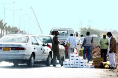 السعودية:ضابط مرور «يتهجّم» على بسطة مواطن..ويوزّع بضاعته «مجاناً»!