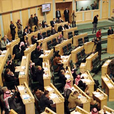 الأردن: لقطات من جلسة مجلس النواب.. الرئيس ووزراء يغفون تحت القبة