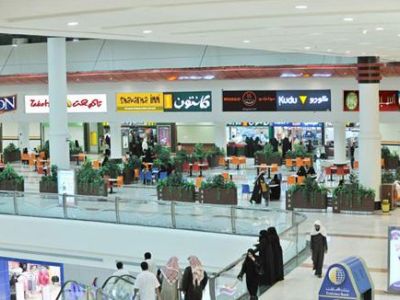 كاتب سعودي يطالب بتأخير صلاة العشاء ساعة للتيسير على الناس