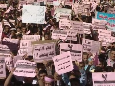 آلاف اليمنيين يتظاهرون لمطالبة الرئيس علي عبدالله صالح بالتنحي