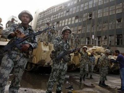 اضرام النار في مصلحة الضرائب .. الجيش المصري يعتقل عددا من الأشخاص بتهمة السلب والنهب