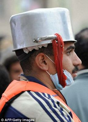 صور .. هكذا يحمي المتظاهرون المصريون رؤوسهم من الحجارة
