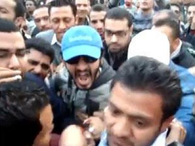 فيديو .. خناقة أحمد حلمي مع احد المتظاهرين في ميدان التحرير
