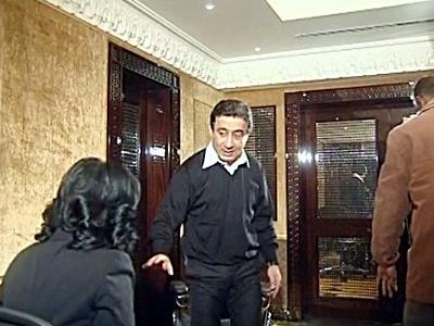 مراسلة قناة العربية تكشف تفاصيل مقابلة عز وأسباب إصراره على وقف التسجيل
