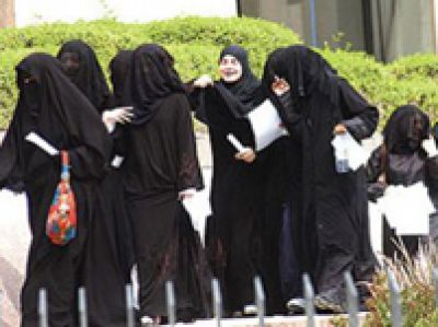 طالبات سعوديات يطالبن بإسقاط المديرة
