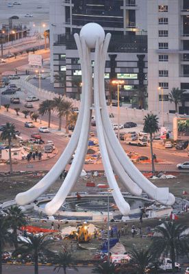 مكافحة الشغب البحرينية تفض اعتصام اللؤلؤة والداخلية: عثرنا على أسلحة وأعلام حزب الله