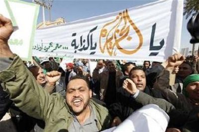 متظاهرون يشنقون رجلي أمن ويقتلون مدير مستشفى ويمثلون بجثته وتقطيعها في مدينة البيضاء الليبية