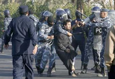 البدون يتظاهرون في الكويت للمطالبة بالجنسية واشتباكات بين الشرطة والمحتجين