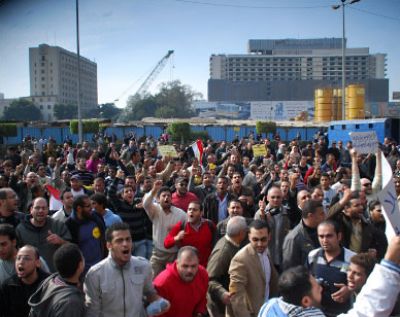 مروحيات ليبية تقصف المحتجين في بنغازي