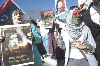 ليبيا: ثورة الغضب تنتقل إلى طرابلس.. والقذافي يجهز حملة عسكرية للانقضاض على الشرق