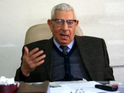 مكرم ينفي استقالته ويصف الصحفيين بالبلطجية