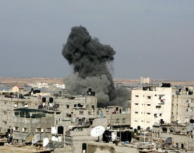 غارات جوية وقصف مدفعي إسرائيلي على عدة مناطق في قطاع غزة