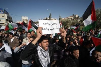 مسيرة لانهاء الانقسام تنقسم بعد اشتباك بالايدي وسط رام الله