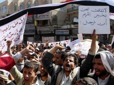 مئات الآلاف من أهالي بنغازي يهتفون برحيل القذافي ويعلنون تحررهم