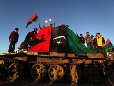 القذافي يحرّك قواته غرباً ويحاول استرداد السيطرة على نالوت والزاوية