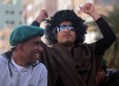 السخرية من القذافي تنتشر في شرق ليبيا مع استمرار الاحتجاجات