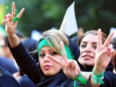 قوات إيرانية تطلق الغاز المسيل للدموع لتفريق متظاهرين في طهران
