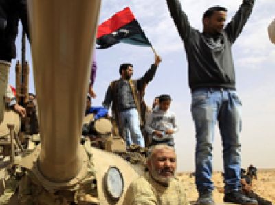 القذافي يقصف رأس لانوف بالمدفعية وعراك بالأيدي بين مؤيدين ومعارضين في طرابلس