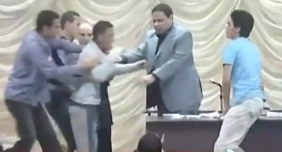 فيديو مشادة بين شباب ميدان التحرير وعلاء الاسواني بعد اعتباره البرادعي الطرف الفاعل في الثورة