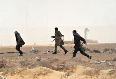 ليبيا: القذافي يستميت على مدن النفط.. ويعد لمعركة لاستعادة الشرق