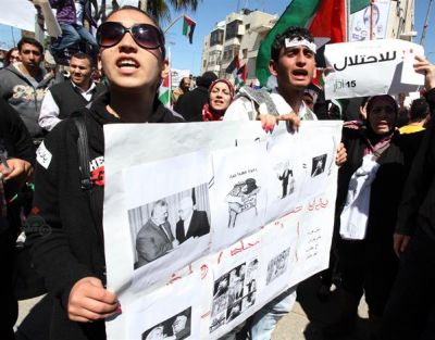 بالصور .. المشاركون في مسيرة انهاء الانقسام وسط رام الله