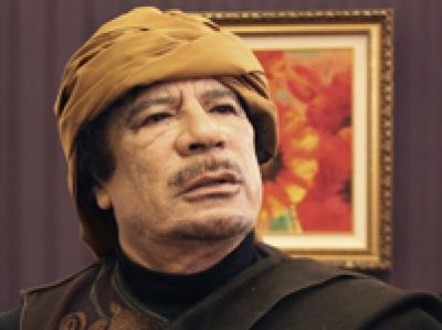 القذافي يهدد الغرب بالتحالف مع القاعدة ويؤكد: ساركوزي يعاني من خلل عقلي