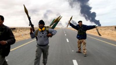 مجموعات مسلحة في بنغازي ترفع الراية الخضراء تأييدا للقذافي