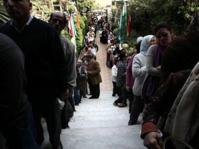 إقبال كثيف على مراكز الاقتراع للاستفتاء على تعديلات الدستور المصري
