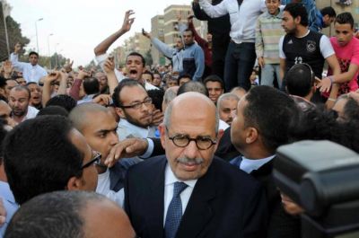 متظاهرون يقذفون البرادعي بالحجارة ويمنعونه من التصويت في المقطم .. شاهد الفيديو