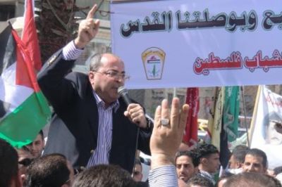 بالصور .. رفع علم فلسطين على أعلى سارية في رام الله