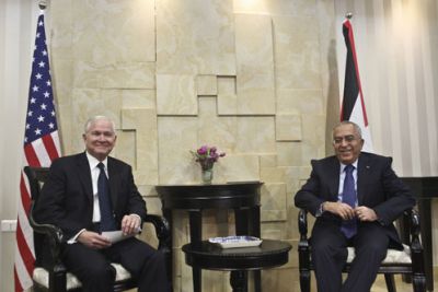 فياض يطلع غيتس على تطورات الأوضاع السياسية وإنجازات السلطة