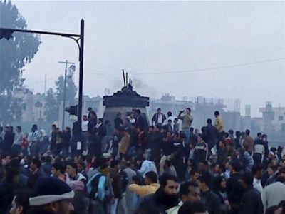 الأسد يقبل استقالة الحكومة السورية.. والآلاف يتظاهرون دعماً له