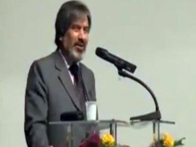 شاعر إيراني معروف ينعت العرب بأسوأ الأوصاف ويحتج على الله