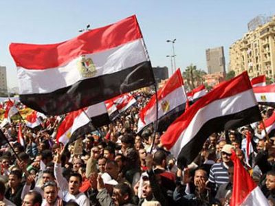 المجلس العسكري المصري يصدر الإعلان الدستوري ويحتفظ بمادة الشريعة الإسلامية