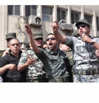 انضمام ضباط جيش لثوار جمعة التطهير في ميدان التحرير ويطالبون بسقوط المشير طنطاوي