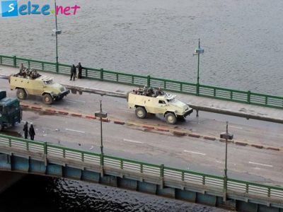 متظاهرون في ميدان التحرير بالقاهرة يحرقون عددًا من عربات الجيش المصري
