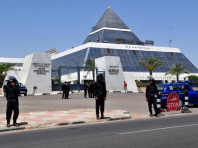 سوزان مبارك تودع "جمال" و"علاء" بالدموع قبل ترحيلهما إلى "طرة"